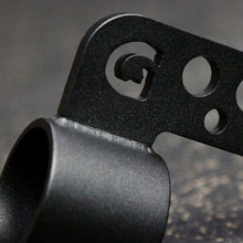 GymPin Belt Squat Collar G logo detail